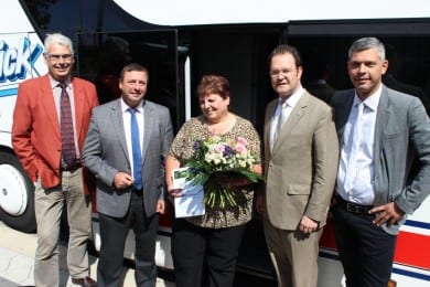 Glückwünsche an den Jubiläumsfahrgast der neuen Fernbus-Linie Gotha-Berlin